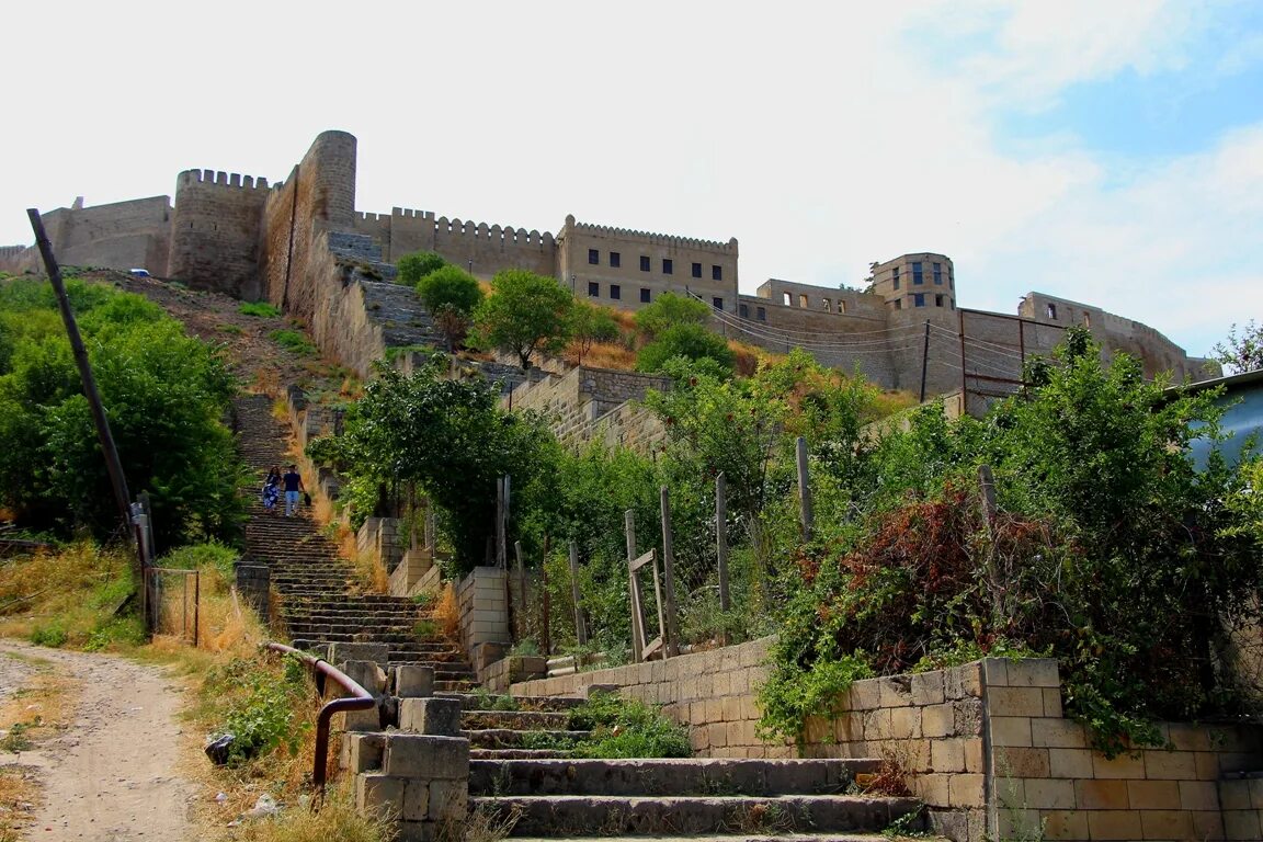 Дербент деревня в дагестане. Красивые дома в дербенте. Раритетные машины в дербенте на крепости. Дагестан дербент крепость нарын кала. Объявления город дербент.