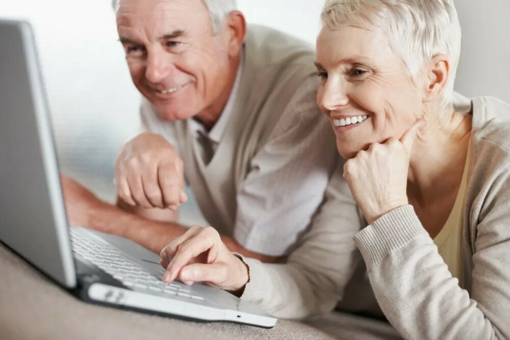 компьютер для школьника. пожилые люди и компьютер. компьютер для детей. пожилой человек за компьютером. компьютерные возраста.