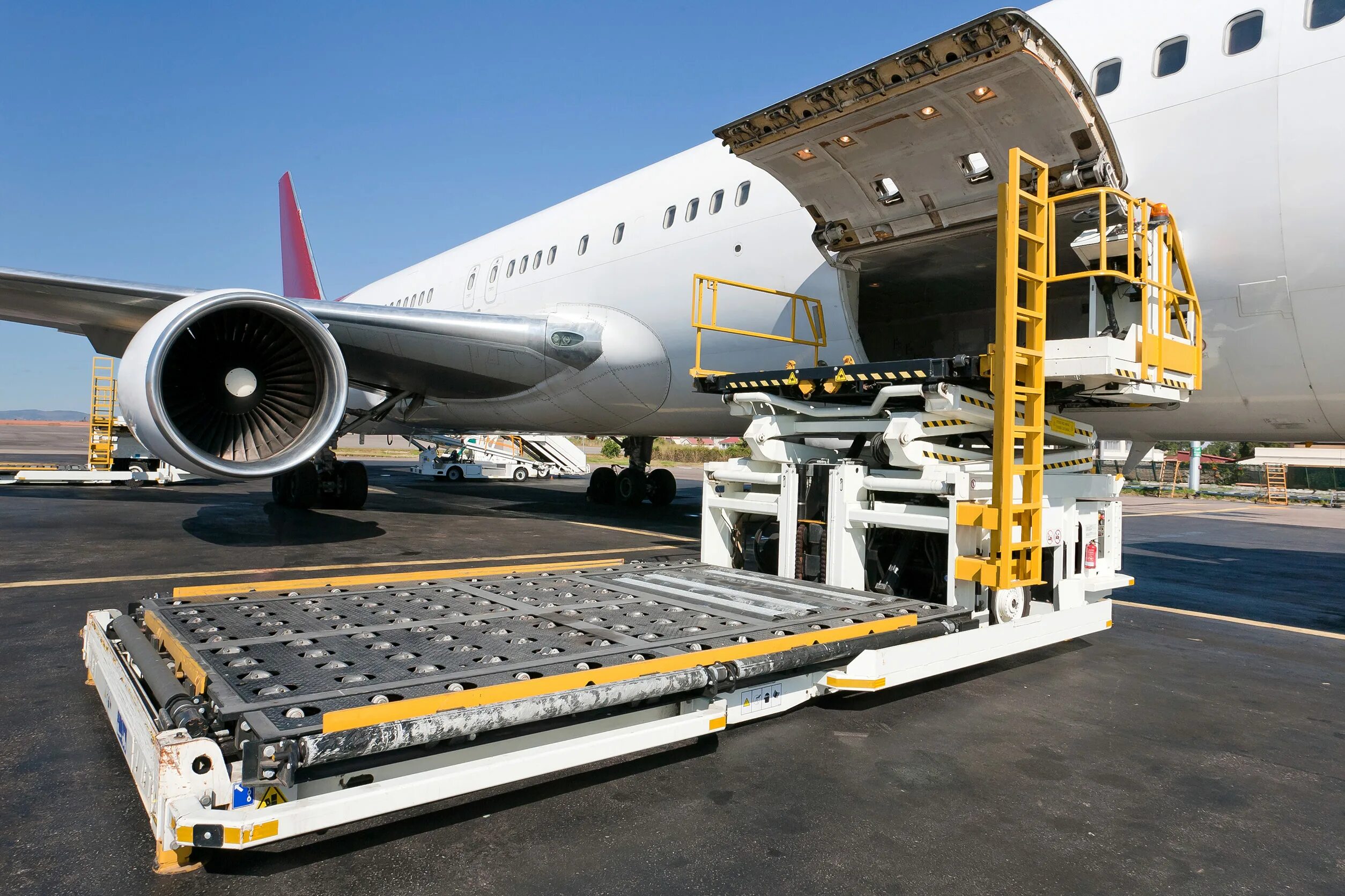 Транспортировка самолета. Карго самолет. 787 Cargo. Air Cargo services. Air freight Cargo.