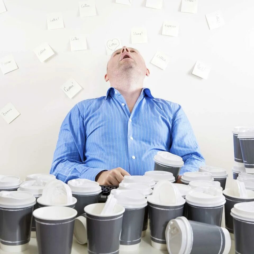 Выпивка на рабочем месте. Сонливый человек. Алкоголизм и компьютер. Пьянка в офисе. Бухают в офисе.