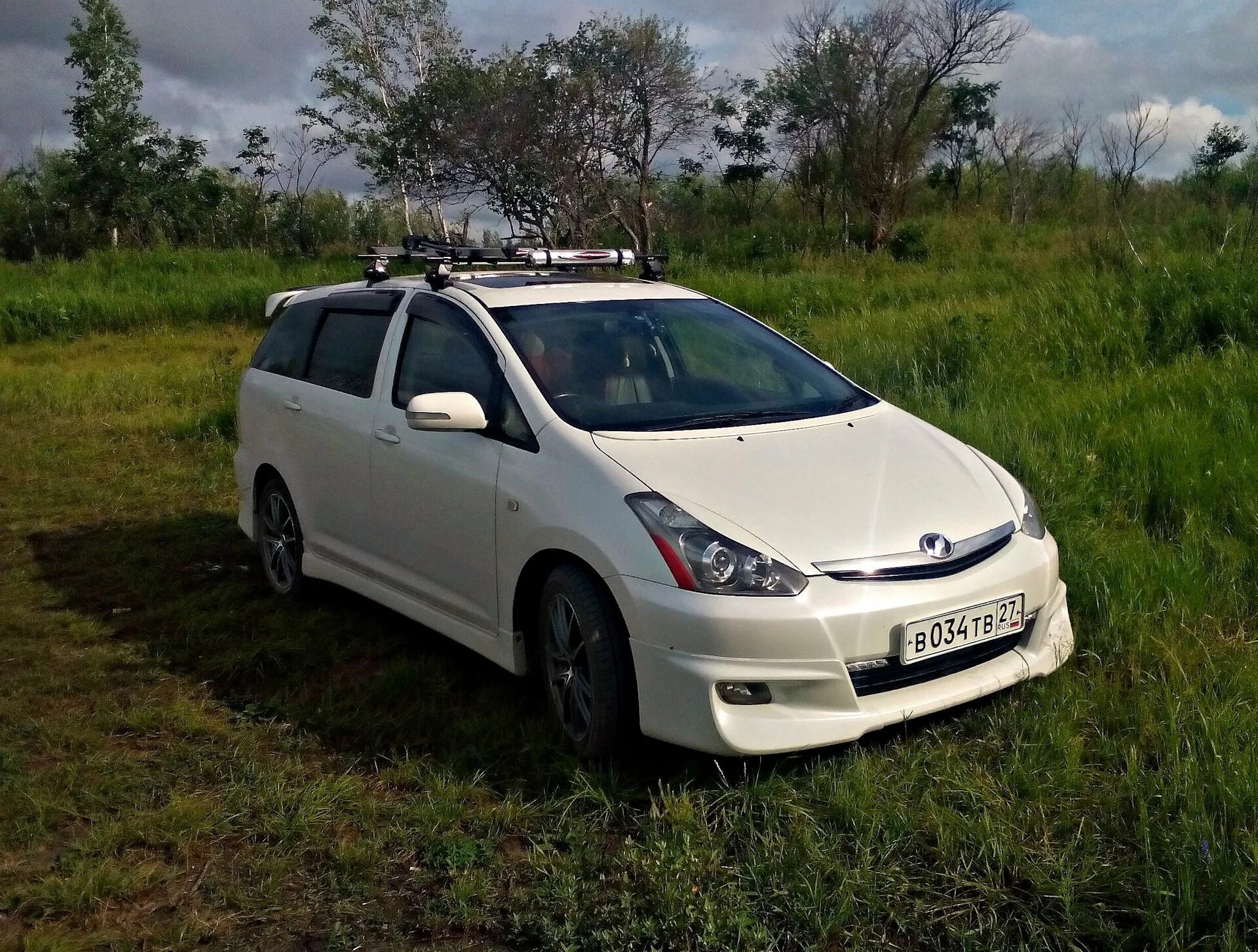 Toyota Wish 2015 белый. Тойота Виш серебристый. Тойота Виш с черной крышей. Тойота Виш 10 кузов белый. Тойота виш приморский край