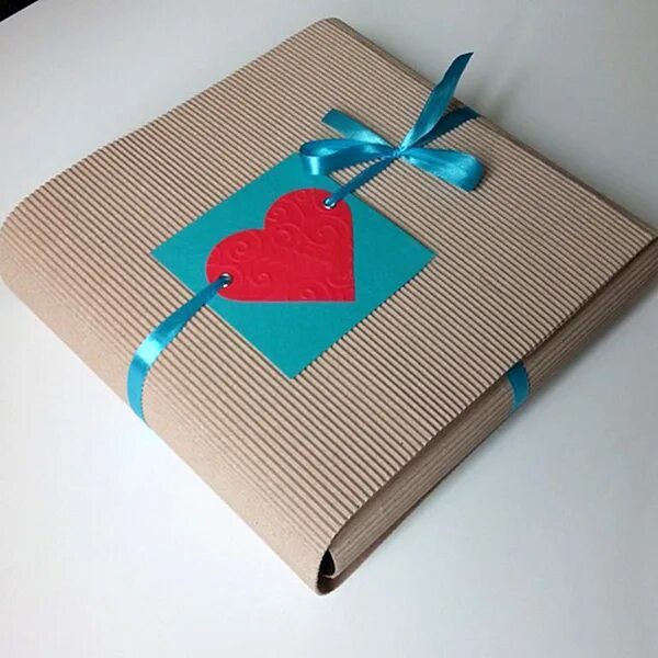 Как завернуть книгу в подарочную. Упаковка книги. упаковка книги в подарок. упаковка футболки в подарочную бумагу. красиво упаковать книгу в подарок.
