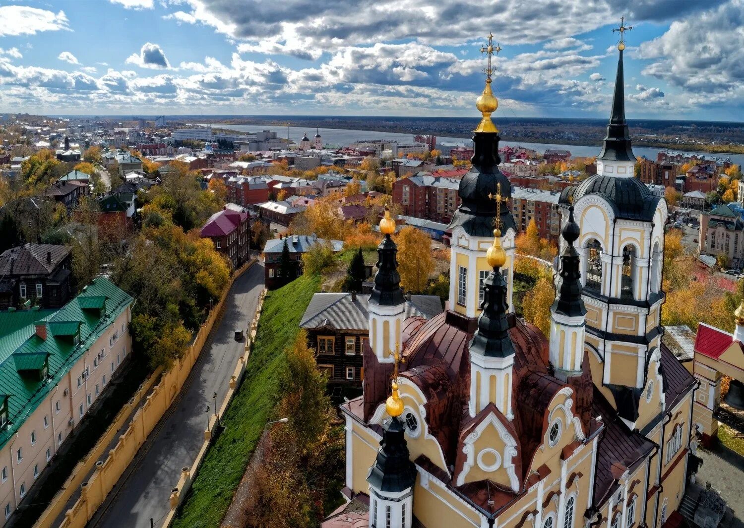 Томск маленьким город. Достромичательности томска. г.томск достопримечательности. храмы города томска. томская область воскресенская церковь томск.