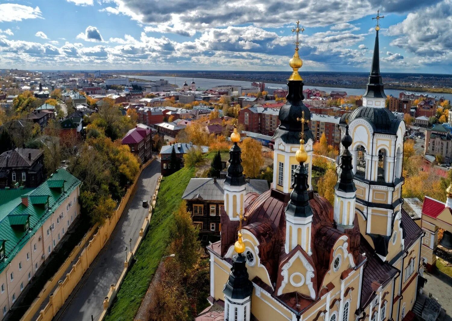 Достромичательности Томска. Деревянный Воскресенский храм Томск. Томск улица Октябрьский Взвоз 10 Воскресенская Церковь. Достопримечательности г.Томск.