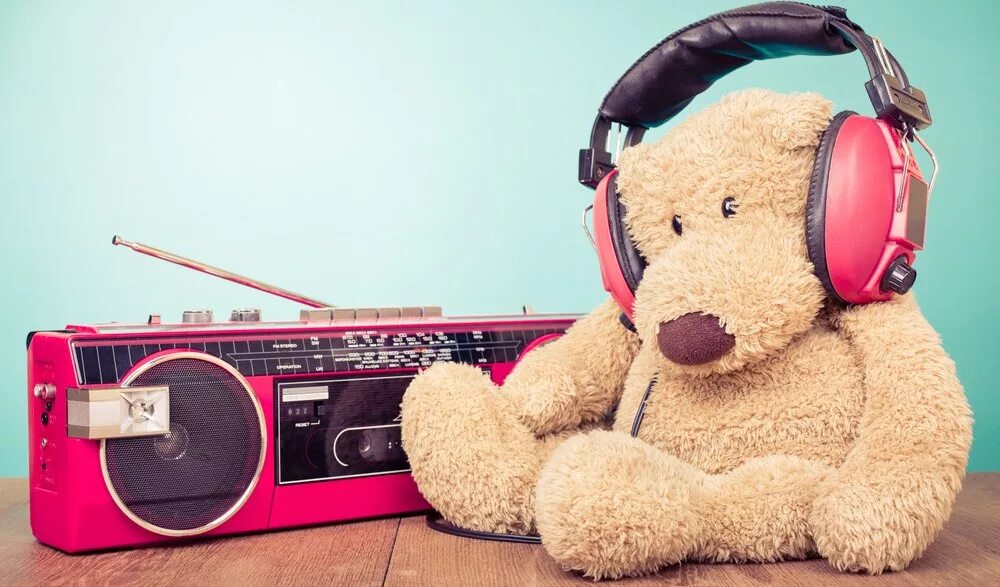 человек с радиоприемником. девушка слушает радиоприемник. радио онлайн слушать бесплатно. радио. музыку radio.