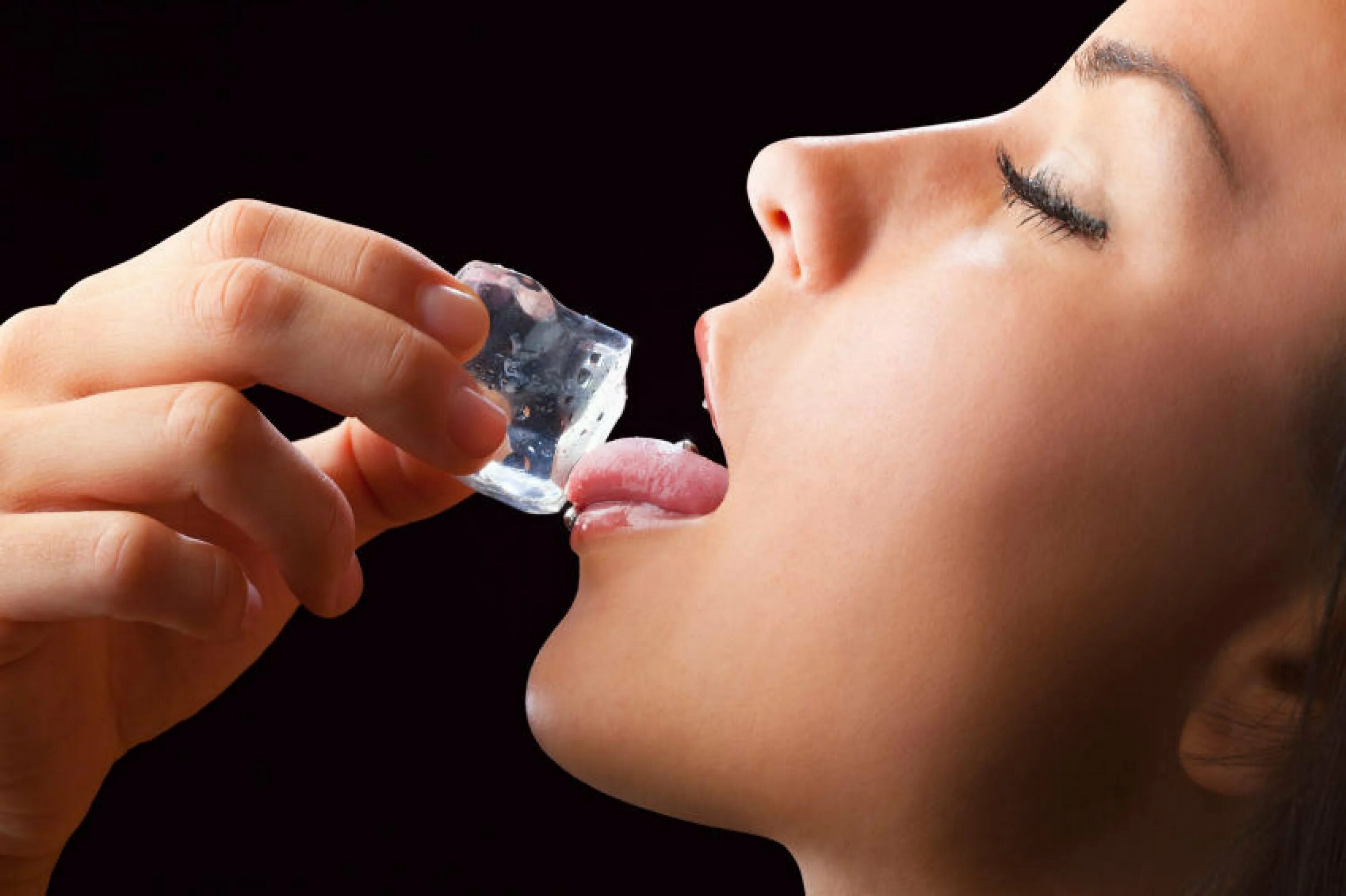 Девушка во льду. Девушка со льдом. Холод. Фотосессия на льду девушка. Кубики льда для лица.