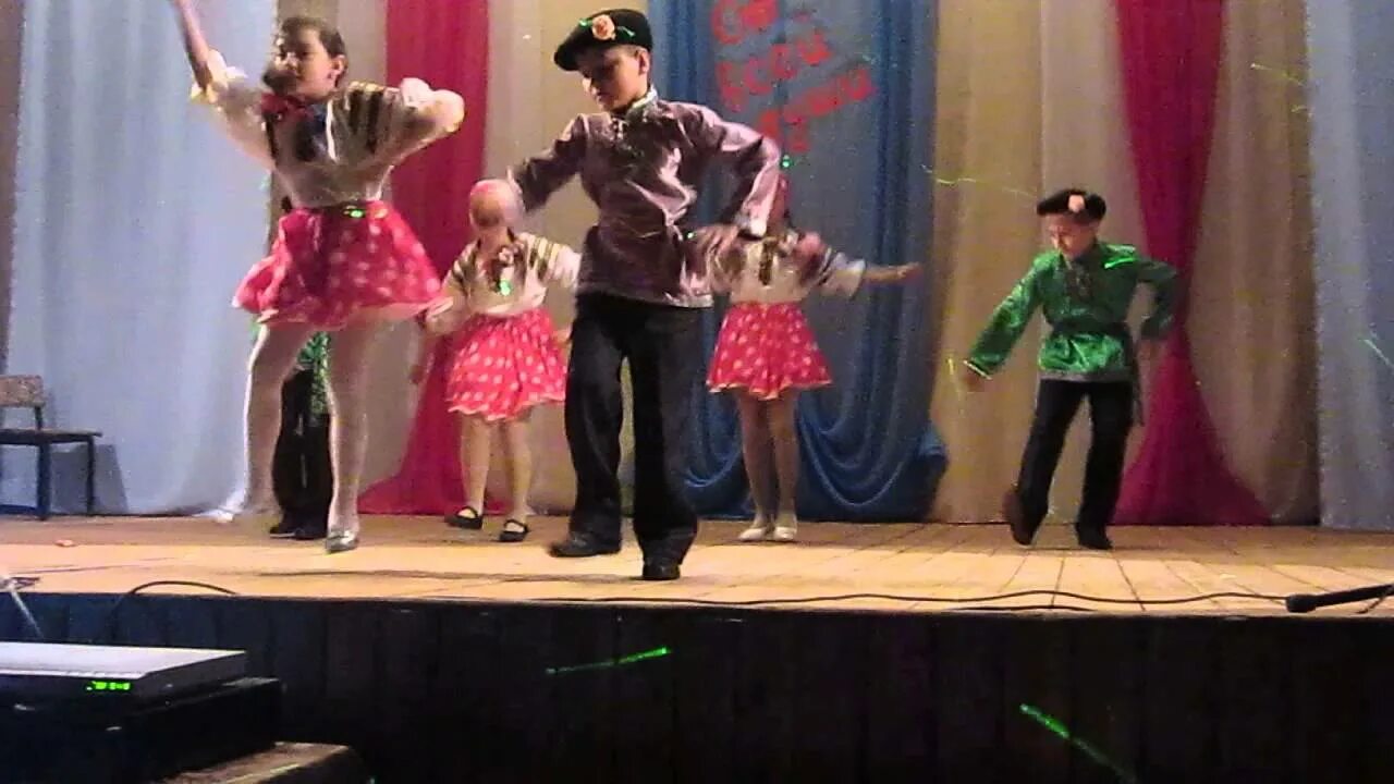 Детский танец Казачок / children Dance Kozachok / ladanza. Казачок город Новотроицк танец круче всех. Фото дети танцуют военный танец Казачок. Танец под детские песни видео