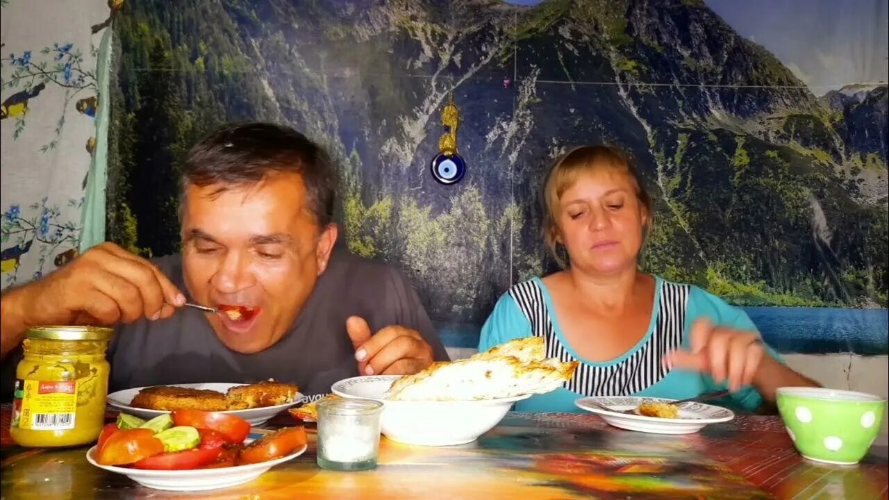 Семейный хуторок. Семейный хуторок ютуб. Семейный хуторок. Мясной хуторок. Зеленый жрет карамель.