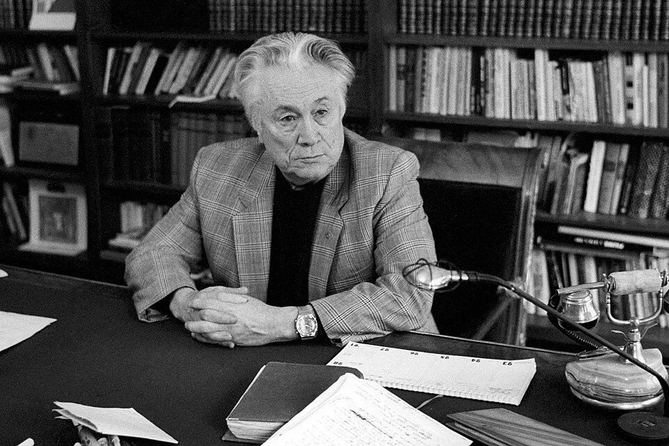 Юрий ио́сифович кова́ль. Ю нагибин. Трифонов юрий писатель. Портрет ф. Кто из советских писателей будучи студентом.