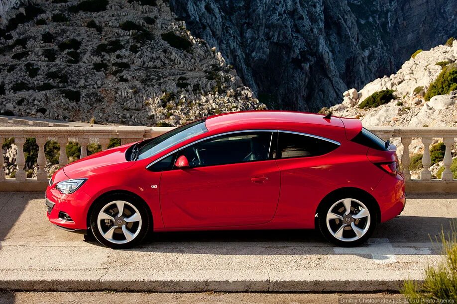 Red astra. Opel astra gtc. opel astra gtc красная.