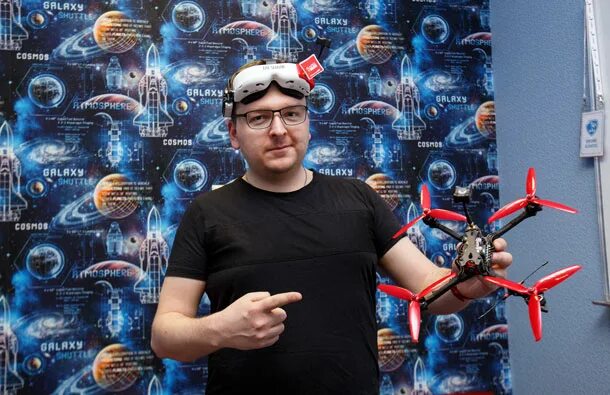 дронова мая. школа дронов. школа дронов. гонки дронов (беспилотных воздушных судов). баннеры для курсов по беспилотникам.