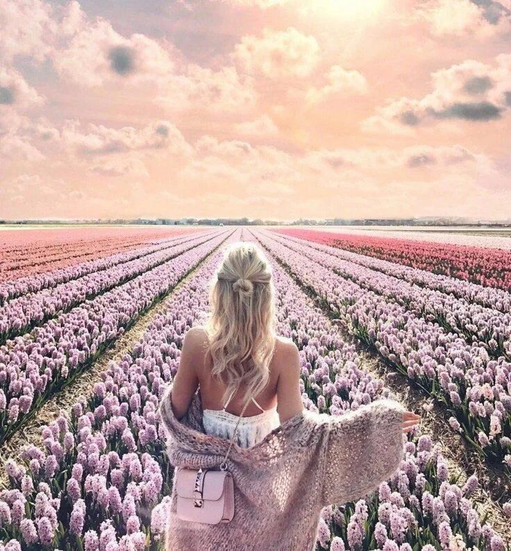 Жизнь полна красоты. Поле цветов. Девушка в поле. Девушка в поле цветов. Девушка в поле тюльпанов.