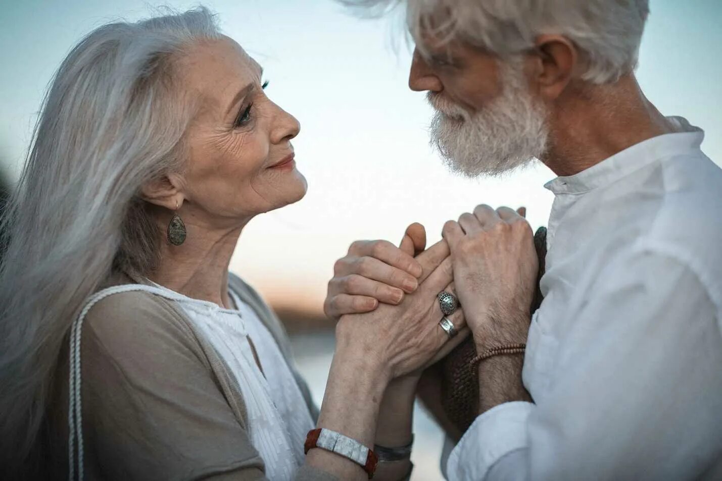 В любом возрасте необходимо. Влюбленные старики. Пожилые мужчина и женщина. Влюбленная пожилая пара. Старость вместе.
