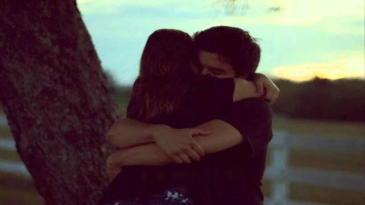 Парень обнимает девушку. Любовь подростков. Крепко обнимает девушку. Фото парень с девушкой обнимаются.