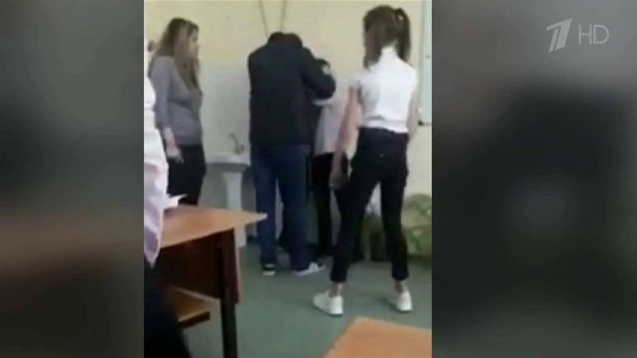 Учительница в школе. Показала в школе. Избиение ребенка школа