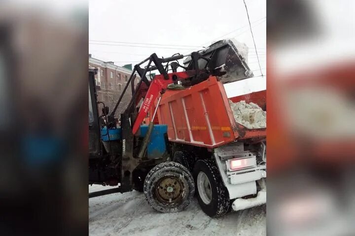 Новости урал 56 орск главный сайт. Вывоз снега Кызыл. Автобаза Ильинская вывоз снега. Вывоз снега ФАВ китаец. Фото вывоза снега на МАЗЕ 20 кубов.