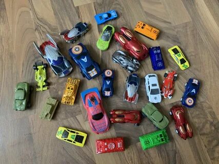 6 одинаковых игрушечных машинок стоят 48