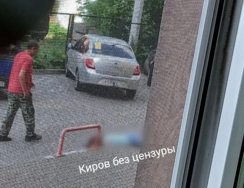 С 14 этажа выпал мужчина. 15 летняя девочка выпала из окна в кирове строителей. Падающие люди в кирове. Киров выпали из окна. Кирова 6 ульяновск, выпала с балкона.