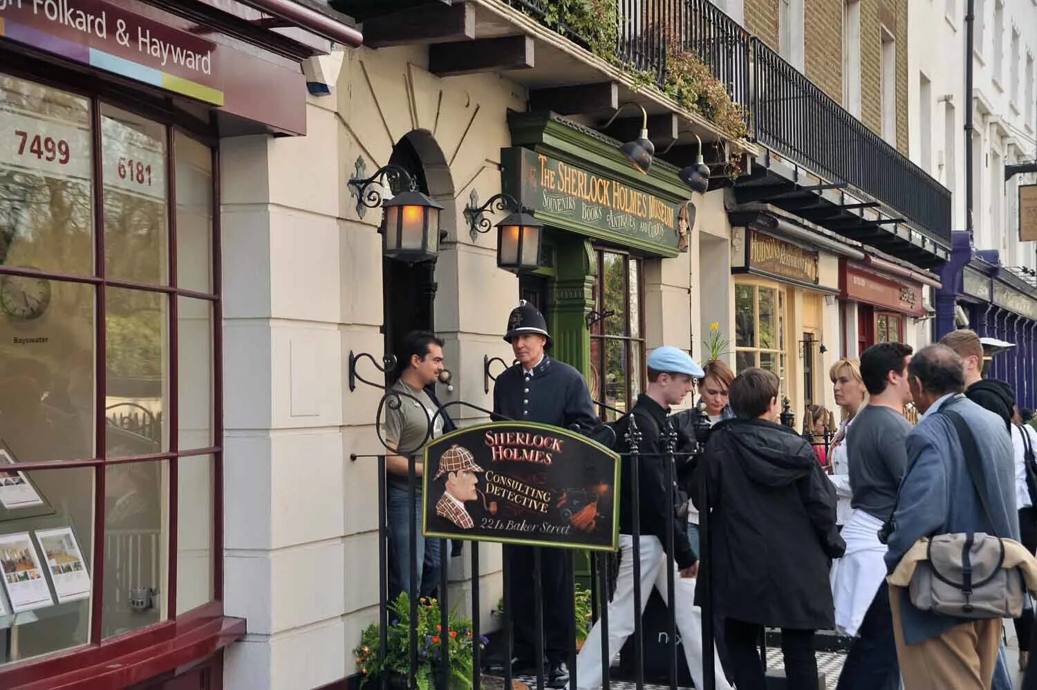 Холмс стрит. Бейкер стрит 221 b в лондоне. Улица бейкер стрит в лондоне 221b. Дом музей шерлока холмса. Бейкер стрит музей шерлока холмса.