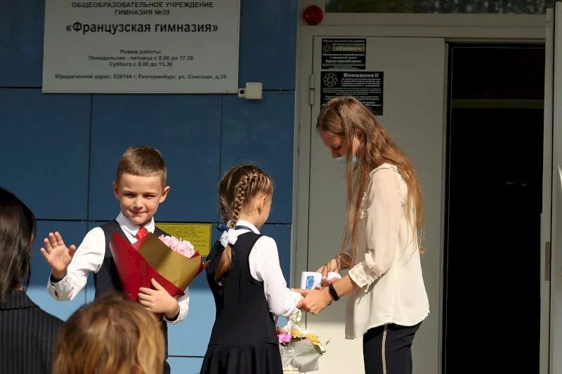 Будет ли открыты школы. Открытая школа ЕКБ. Открытая школа Екатеринбург частная. Львовские школьники отметили 55 дней после карантина. Дети чистые и опрятные идут в школу после карантина.