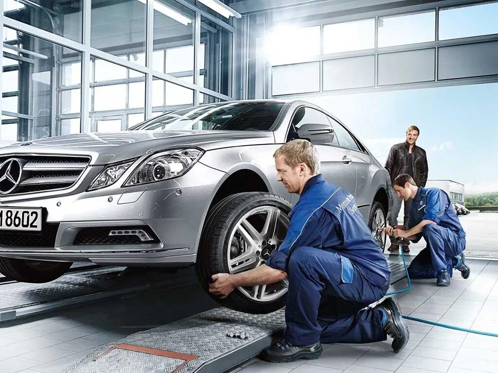 Починка автомобиля. Техобслуживание авто. Станция технического обслуживания автомобилей. Дорогой ремонт авто. Обслуживание авто.