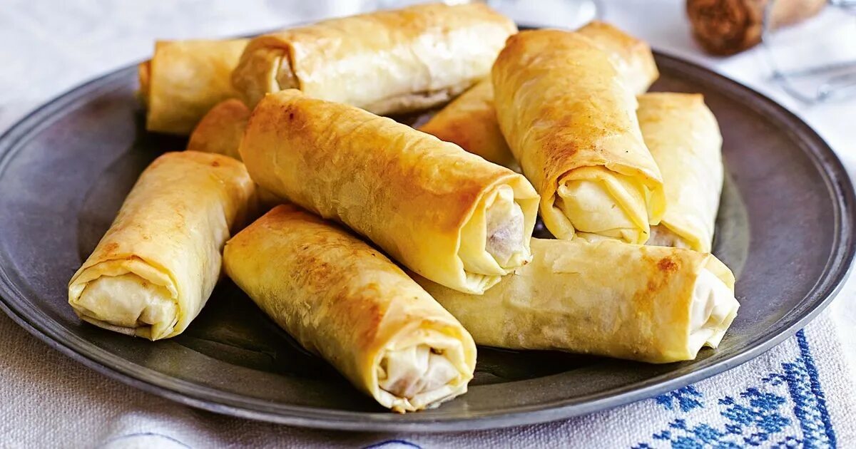 Сырные рулетики из теста фило. Тесто фило яблочный штрудель. Весенние рулетики. Рулет из теста фило. Рулет из теста фило.