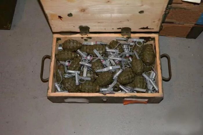 Хранение и сбережение ручных гранат. Хранение граната. Ящик гранат ргн. Гранаты в днр. Ящик с гранатами фрукты.