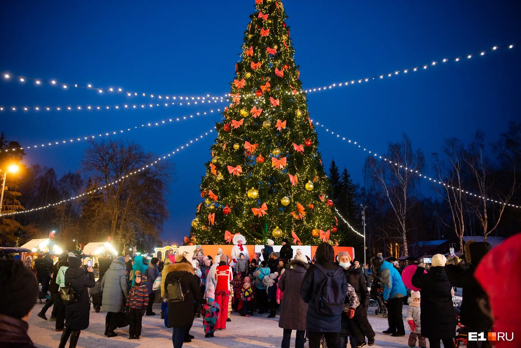 Футуристы маяковский бурлюк. Горка в парке маяковского екатеринбург. Рождественская елка. Цпкио екатеринбург елка 2021. Маяковский елка.