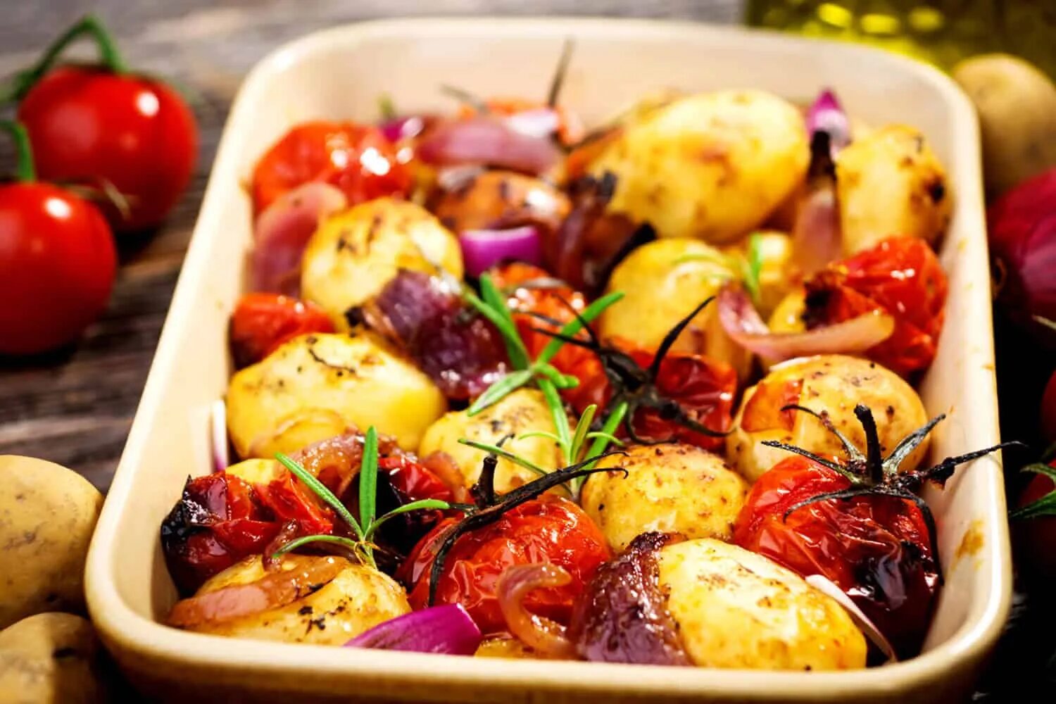 Tomato and onion and. Картофель черри с розмарином. Печеные овощи. Овощи в духовке. Печеная картошка в духовке с овощами.