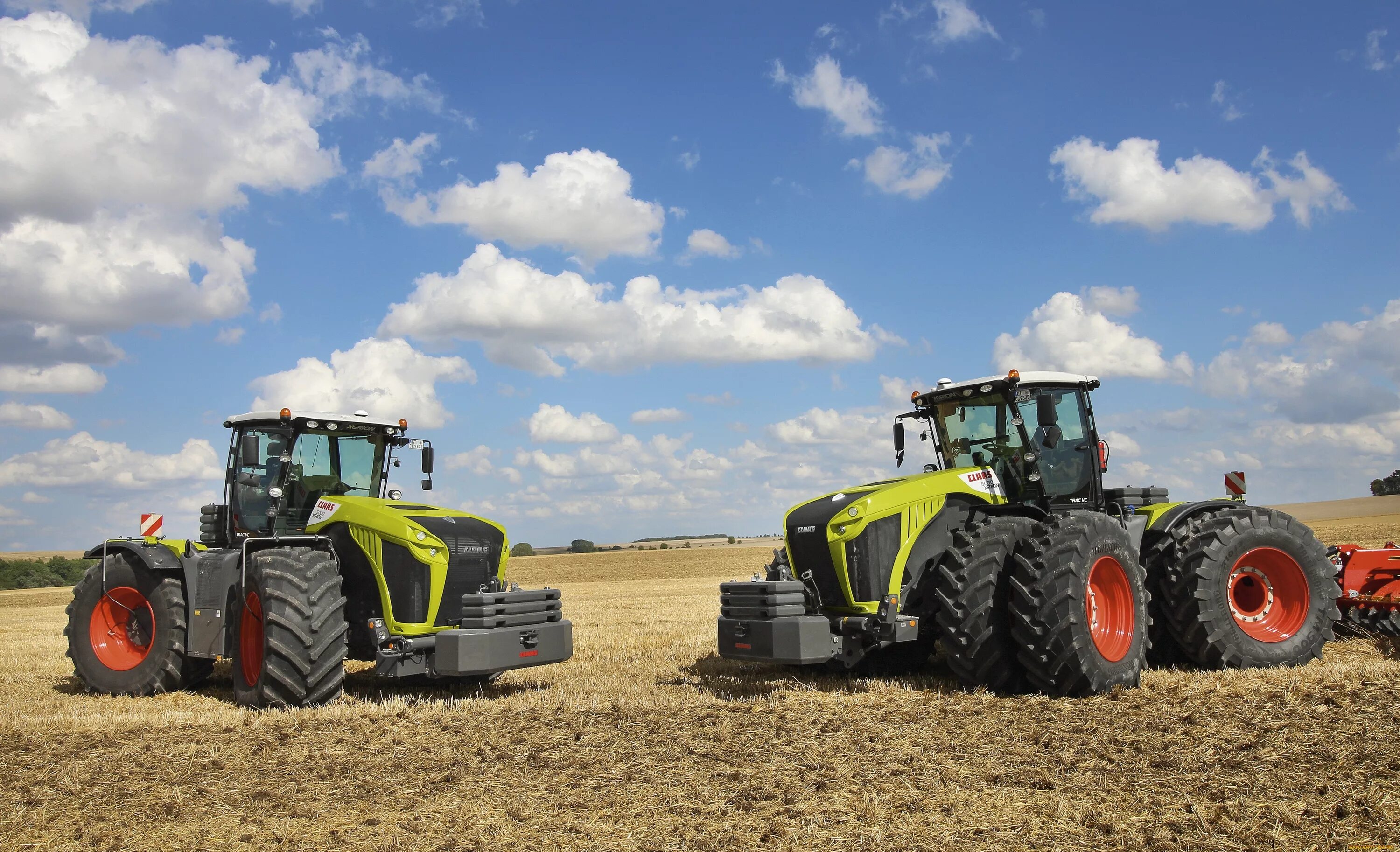 Xerion 5000. Клаас Ксерион 5000. CLAAS Xerion и Кировец. Трактор CLAAS.