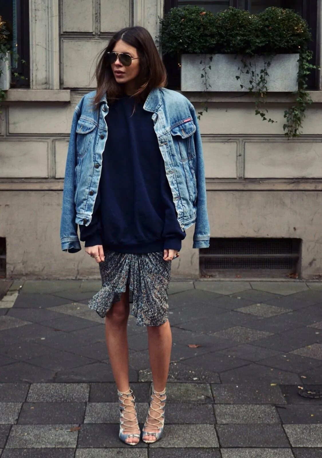 Модный образ джинсовка levis oversize. Образ в джинсовке оверсайз. Джинсовка оверсайз с платьем. Джинсовый жакет оверсайз. Oversized denim jacket mango.