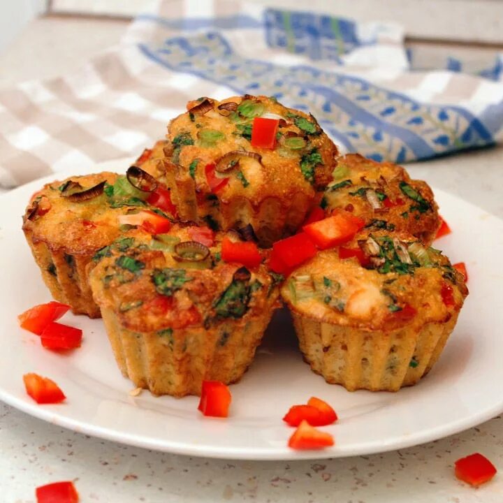 Куриные маффины с сыром. Маффины. мясные маффины. овощные кексы. овощные маффины овощные маффины.