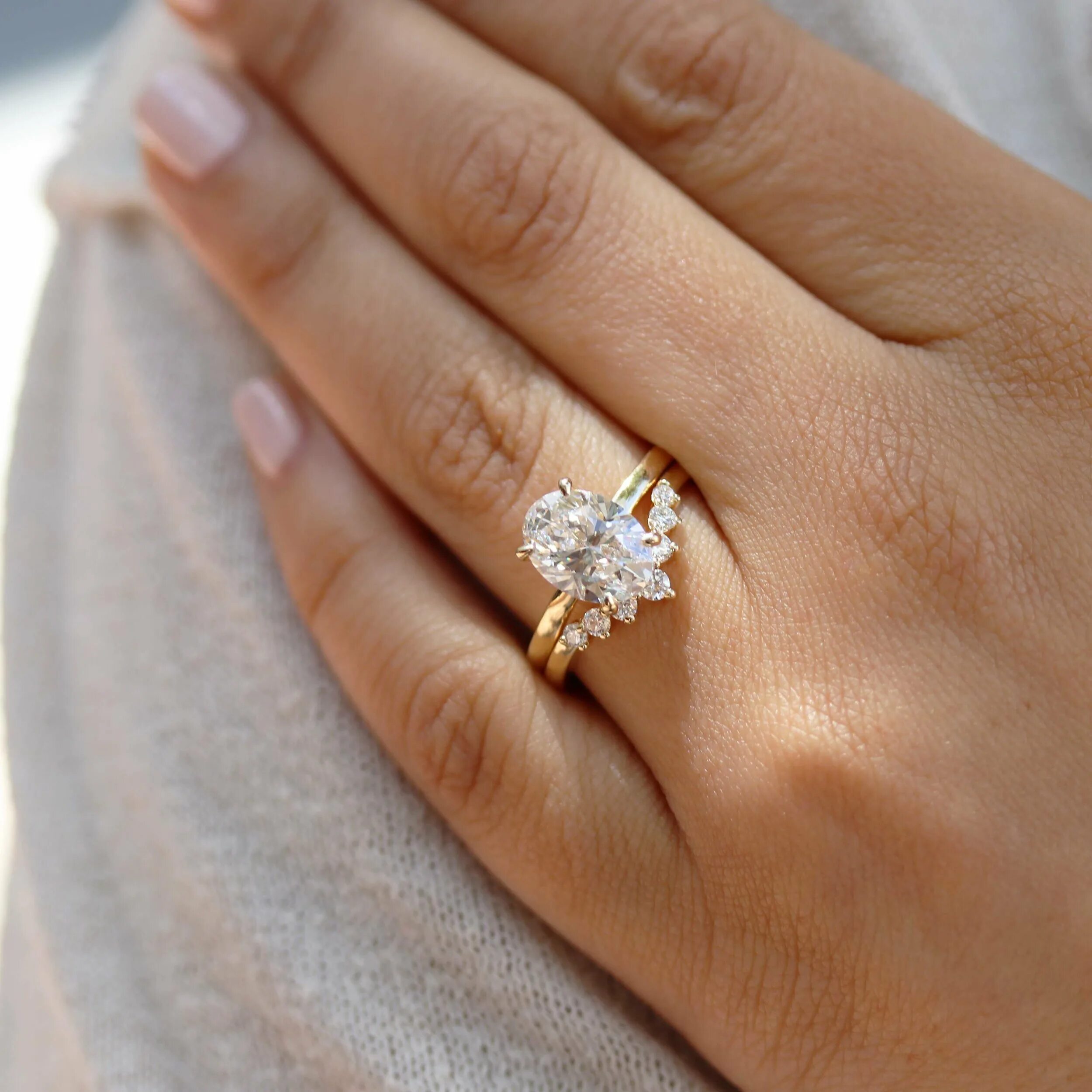 Красивое кольцо на палец. Кольцо Эмеральд помолвочное. Золотое кольцо с бриллиантом женское помолвочное. Золотое кольцо на помолвку.