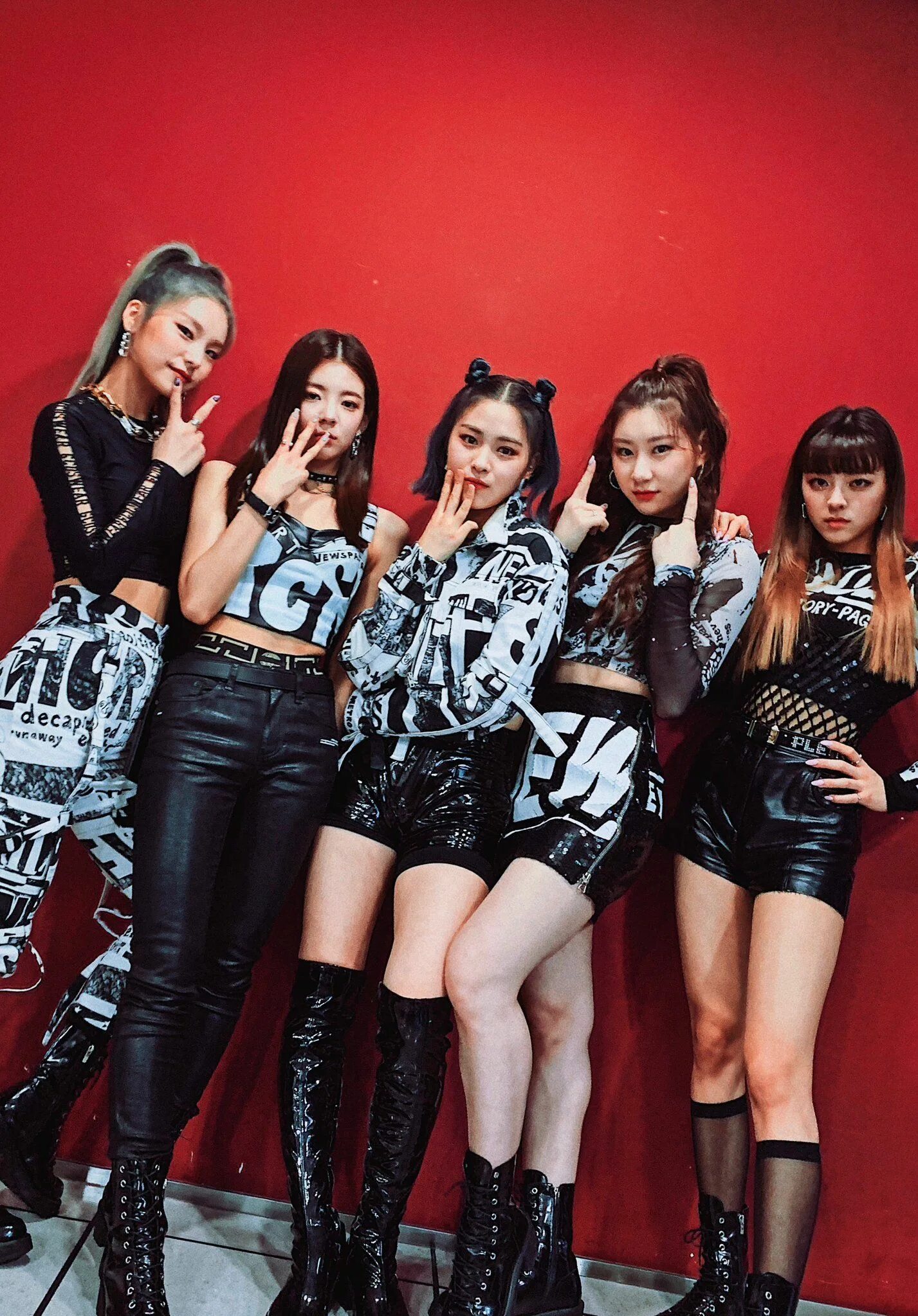 Все участницы итзи. Группа itzy 2025. k pop группа itzy. итзи кпоп группа. k pop группа itzy юна.