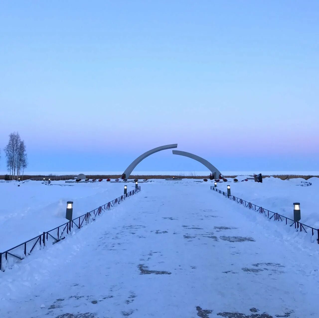 Разорванное кольцо Ладожское озеро. Мемориал разорванное кольцо блокады Ленинграда. Мемориал дорога жизни Ладожское озеро. Памятник дорога жизни на Ладожском озере. Водоканал ладога