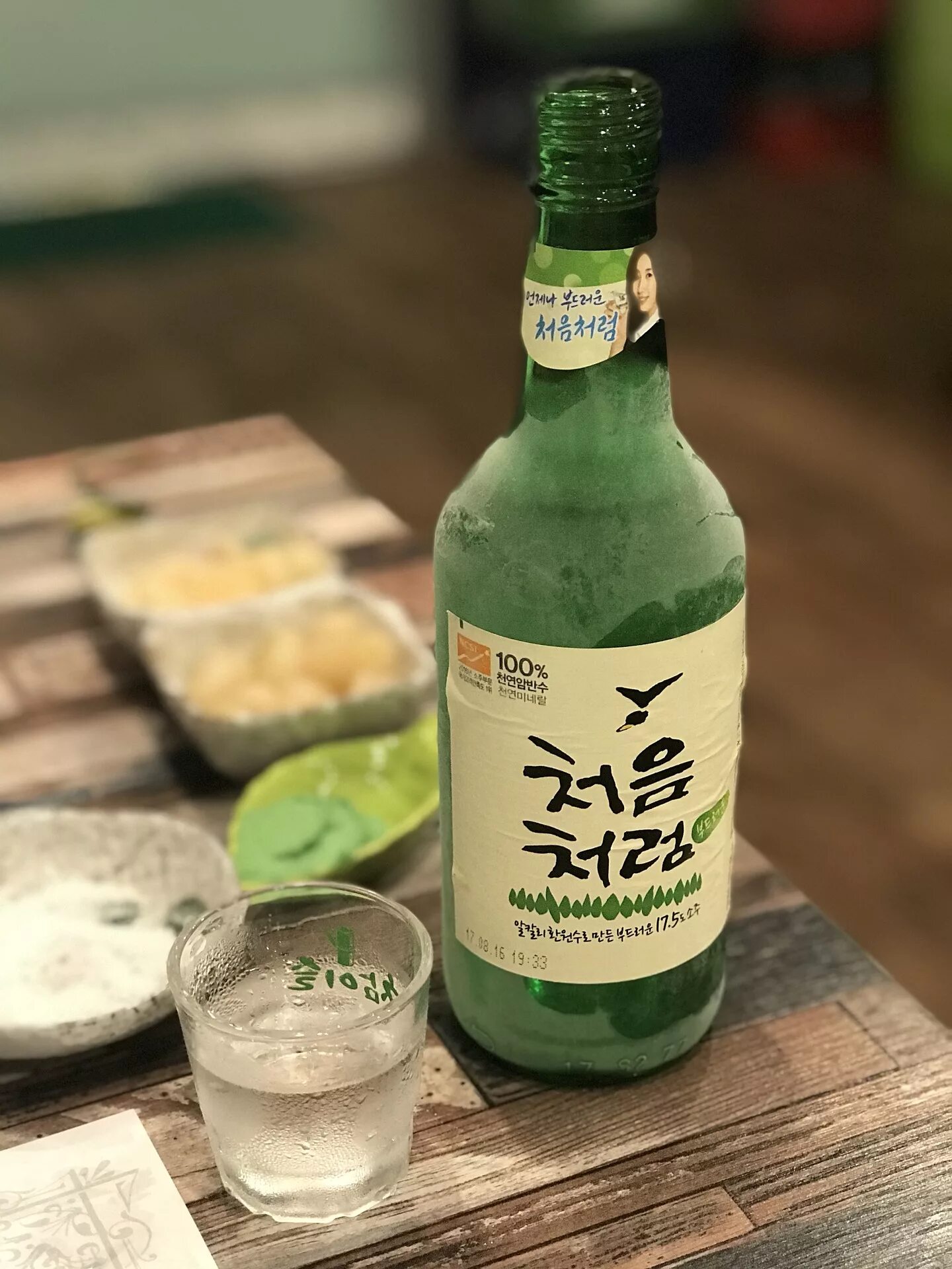 Соджо напиток. Корейский алкоголь соджу. Soju Корея.