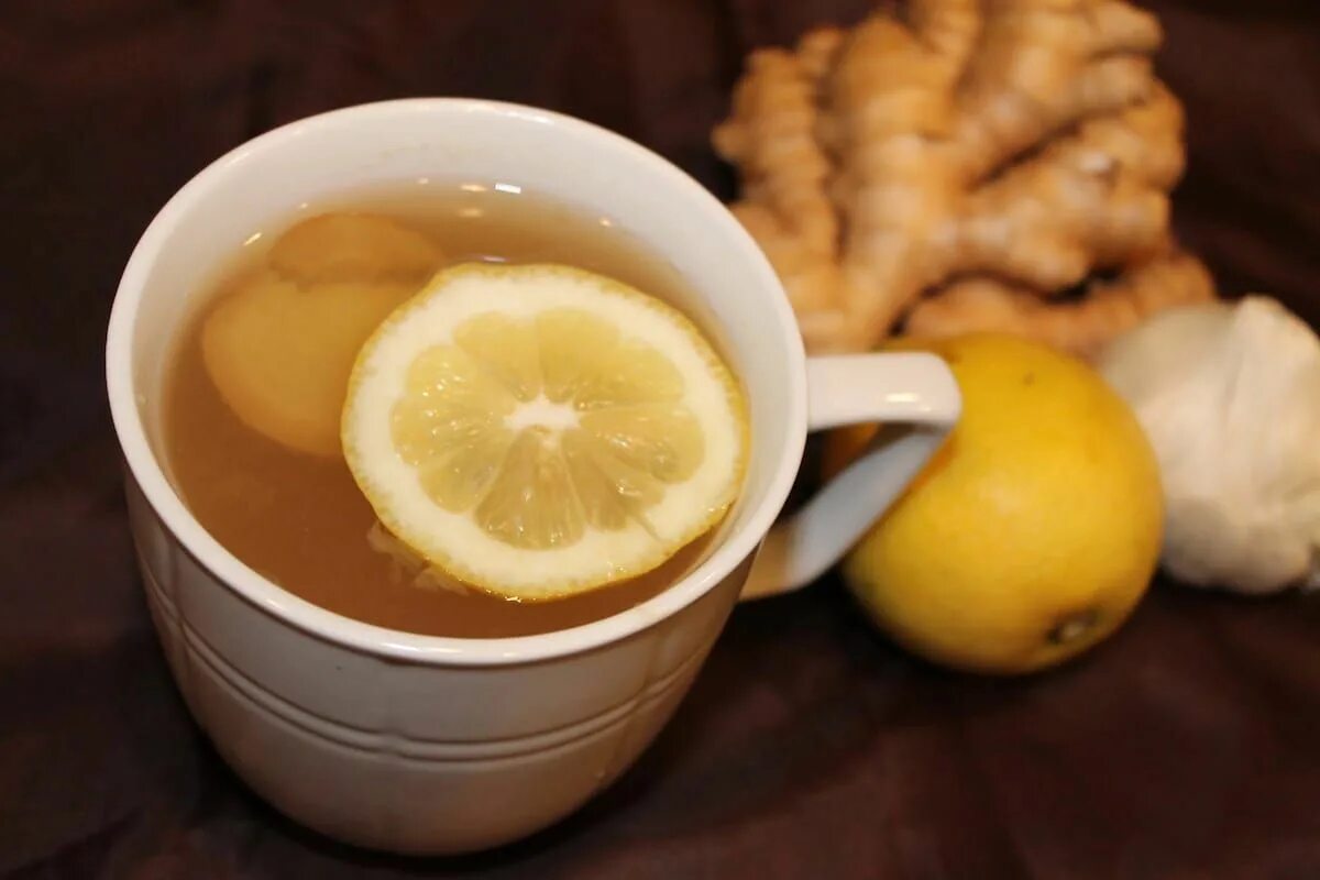 Имбирь с лимоном и медом от простуды. Лимон Чой. Чай с лимоном. Имбирный чай с лимоном. Чай с имбирем.