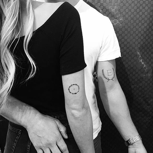 Best friend ile parmaklara dowmeler. Татуированные влюбленные пары. Креативные парные тату. Tattoo couple кто такой. Парные тату для пары.