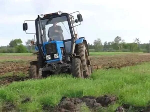 На какой передаче пахать. МТЗ 80 на пахоте. МТЗ 80 пашет. Трактор МТЗ 80 пашет огород. МТЗ 82.1 С плугом.