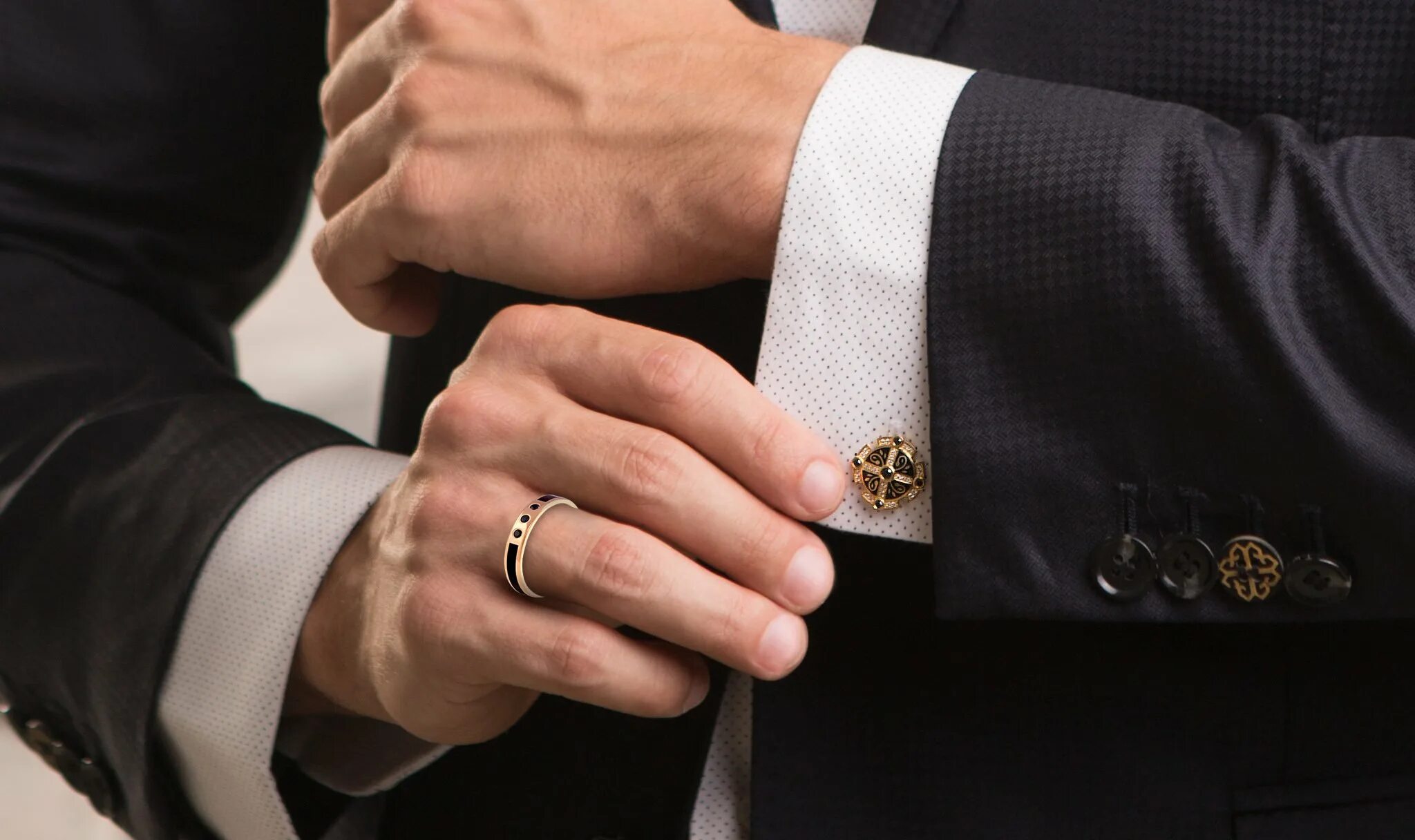 Муж обручальное кольцо. Обручальное кольцо на руке мужчины. Мужские кольца на руке. Обручальные кольца для мужчин. Брутальные кольца мужские на руке.