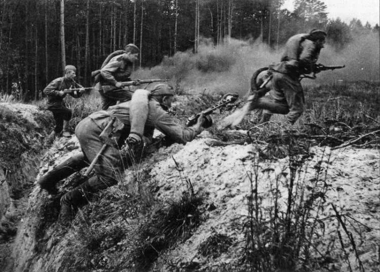 Нападение вов. Солдаты идут в атаку в ВОВ 1941-1945.