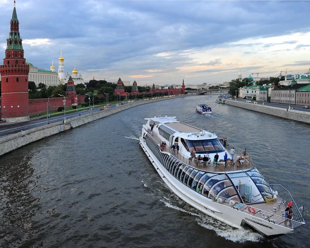 Поездка на пароходе. Речные прогулки по Москва-реке. Прогулка по Москве-реке на теплоходе. Речная прогулка Москва река. Экскурсия на речном трамвайчике Москва.