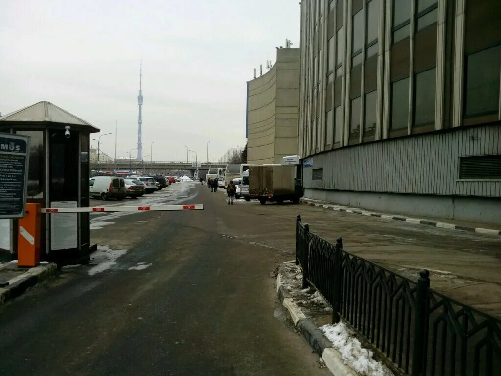 Гостиница космос москва парковка автобусов. Вднх стоянка автобусов. Отель космос парковка. Парковка у отеля. Гостиница космос парковка.