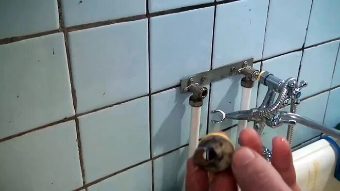 Установка смесителя в ванну под плитку
