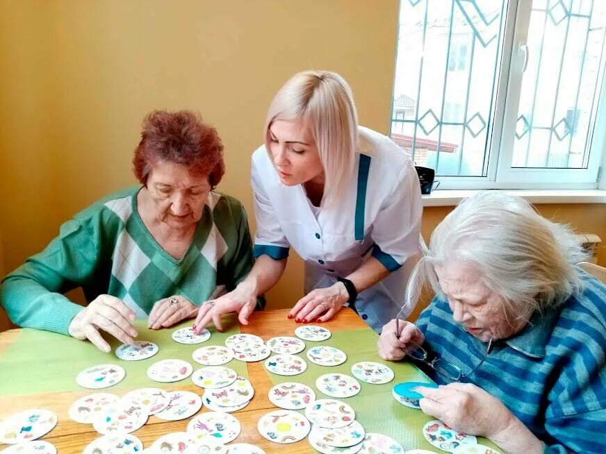 Старость в радость картинки. Частный дом для пожилых людей. Частный дом престарелых. Близкие люди дом престарелых. Дом пенсионеров.