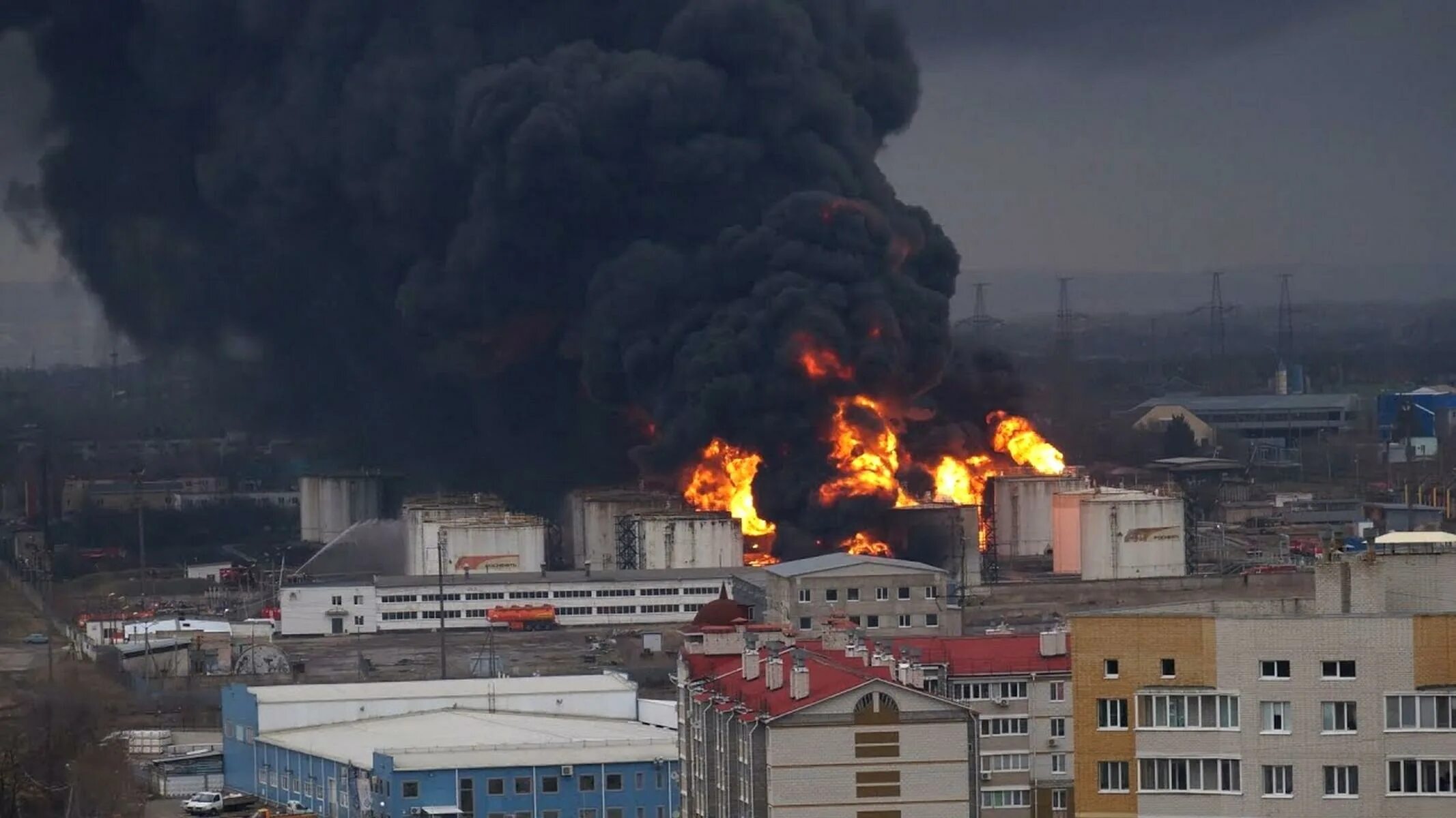 Видео нападения на белгородскую область. Горит Нефтебаза в Белгороде. Белгород Нефтебаза взрыв. Белгород Нефтебаза удар. Атака на нефтебазу в Белгороде.