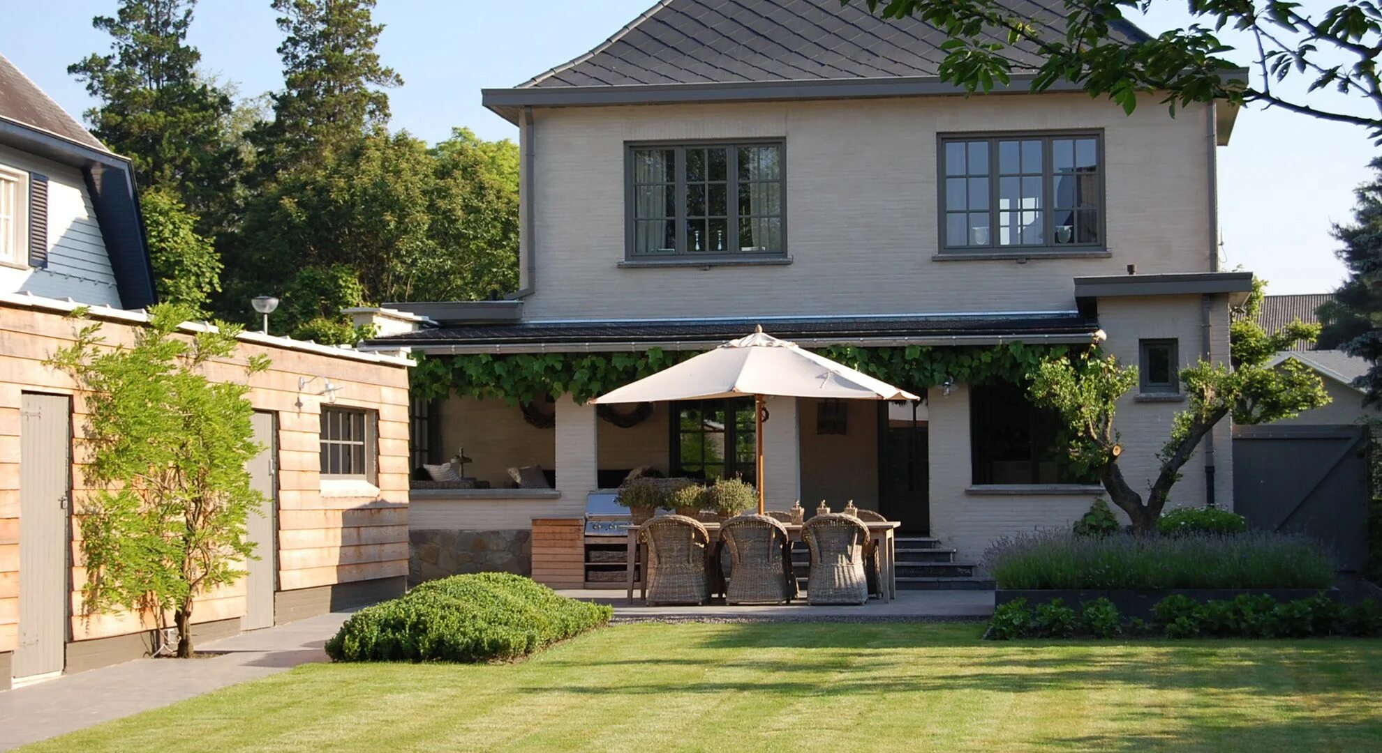 Одноэтажные дома с внутренним двориком. Американские дворы частных домов. Красивый домик. Проект дома миннесота. Дом задней.