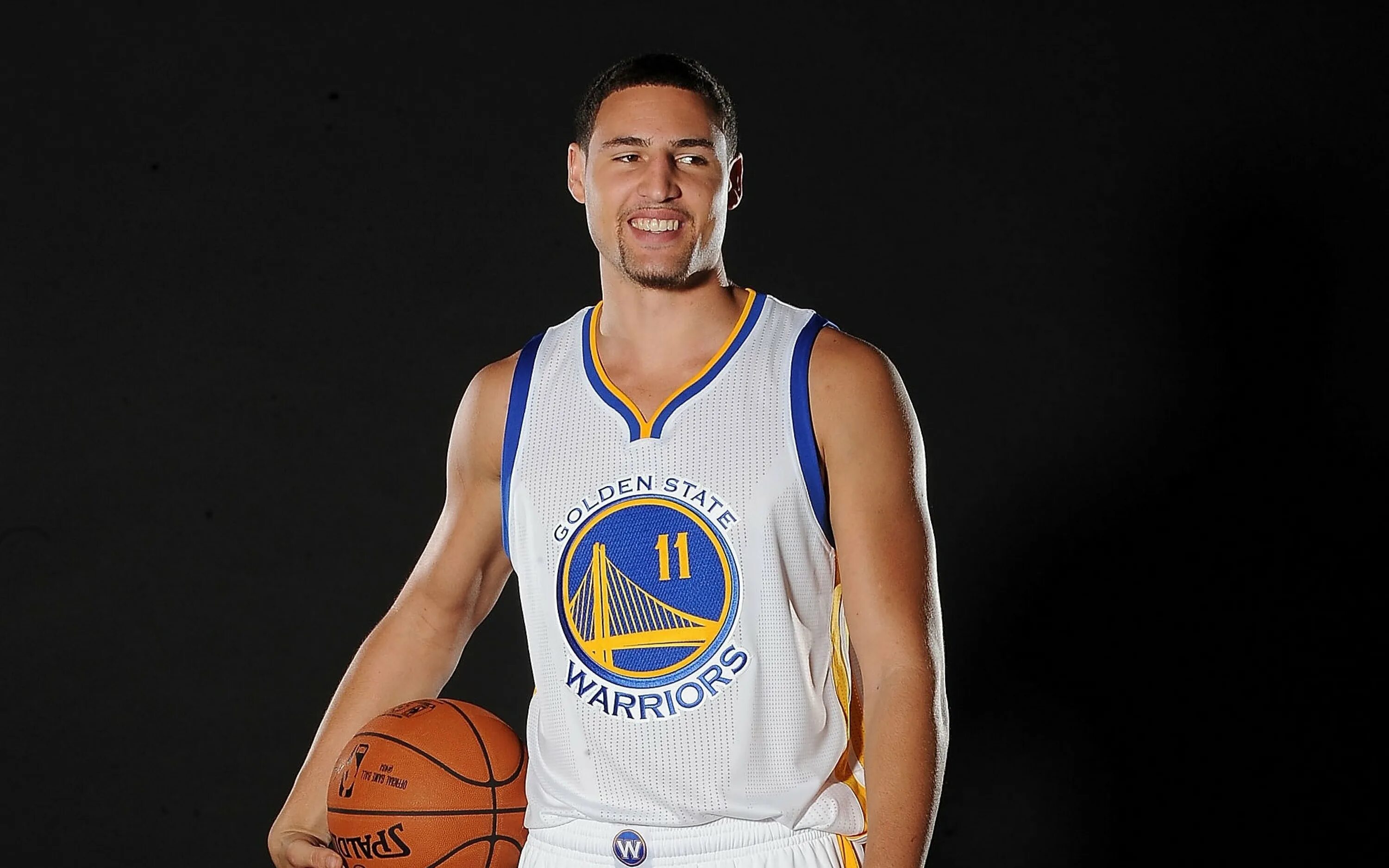 Людей баскетболист. Коби брайант баскетболист. Георге мурешан баскетболист. Человек с босткибольным мечем. Людей баскетболист.