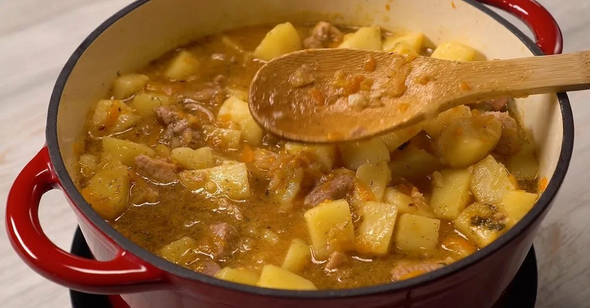Тушить картошку в кастрюле рецепт. Тушёная картошка с мясом. Картофель тушеный с мясом в кастрюле. Тушёная картошка со свининой в кастрюле. Тушёная картошка со свининой.