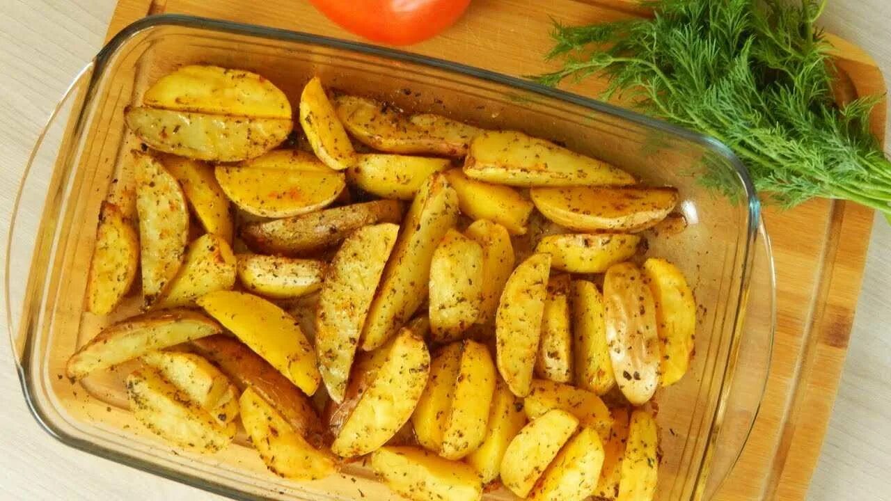 Как приготовить вкусную картошку дольками. Картошка по-деревенски в духовке. картошка дольками в духовке. картофель в духовке дольками по деревенски. золотистый картофель в духовке.